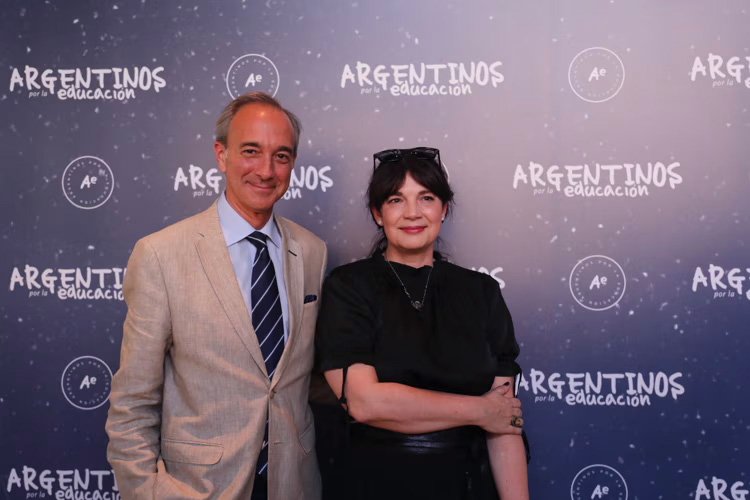Mariana Schenone junto a Carlos Torrendell, profesor de la UCA
